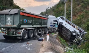 Ôtô tải tông xe khách, một người chết, 22 người bị thương