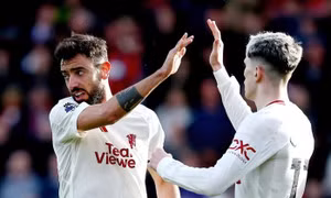 Bruno Fernandes cứu Man Utd thoát thua trước Bournemouth