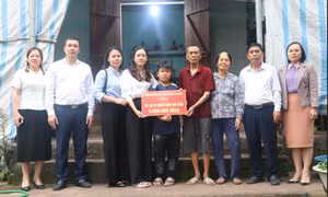 Thăm, tặng quà hộ cận nghèo và trẻ em có hoàn cảnh khó khăn xã Đài Xuyên