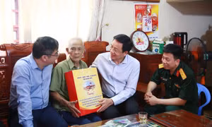 Trưởng Ban Dân vận Tỉnh ủy Nguyễn Văn Hồi thăm, tặng quà Chiến sĩ Điện Biên tại Tiên Yên