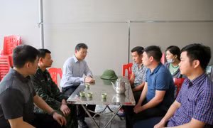 Phó Chủ tịch UBND tỉnh Nghiêm Xuân Cường thăm hỏi, động viên gia đình nạn nhân vụ lật thuyền