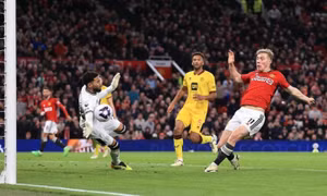 Man Utd thắng nhọc đội chót bảng Ngoại hạng Anh
