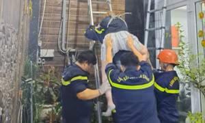 Cứu người phụ nữ ngã từ tầng 3 lúc rạng sáng