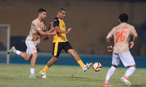 Rivaldo và dàn danh thủ Brazil phô diễn kĩ thuật trên sân Hàng Đẫy