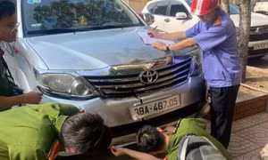 Lái ô tô đâm vào 2 người bạn để trả thù do thua đánh bạc