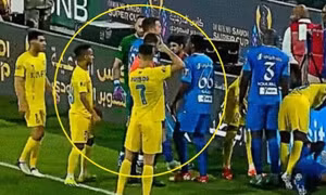 Ronaldo nhận thẻ đỏ vì đánh nguội đối thủ, còn muốn đấm cả trọng tài