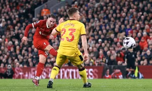Liverpool thoát hiểm nhờ siêu phẩm sút xa