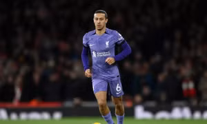 Thiago bất ngờ rời Liverpool
