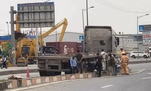 Bị cuốn vào gầm ô tô đầu kéo, nam tài xế xe máy tử vong