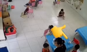 Cô giáo bị đình chỉ dạy vì tát trẻ trong giờ ăn