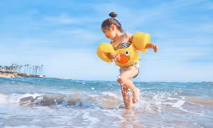 Đừng rời mắt khỏi trẻ khi ở bãi biển, hồ bơi