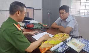 Gắn biển số “80A” rồi giả làm cán bộ kiểm tra Điều lệnh CAND