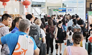 Giá vé máy bay cao dịp lễ, khách kêu 'không kham nổi'