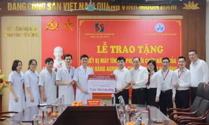 Trao tặng thiết bị y tế cho Trung tâm Y tế huyện Đầm Hà