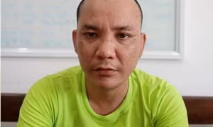 Vờ hỏi mua điện thoại rồi giật tháo chạy, kẻ cướp bị chủ tiệm tóm gọn