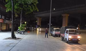 Thi thể trẻ sơ sinh trong túi ni lông, treo trên thân cây giữa phố Hà Nội