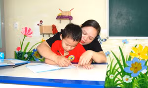 Người giáo viên nặng lòng với trẻ khuyết tật