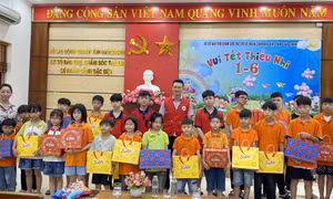 Tặng quà cho trẻ em có hoàn cảnh đặc biệt