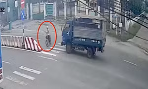 Đi ngược chiều trên quốc lộ 1A, người phụ nữ bị xe tải tông tử vong