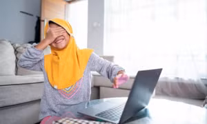 Ứng xử thế nào khi phát hiện con đọc truyện, xem phim 18+?
