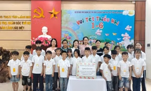 Tặng quà trẻ em có hoàn cảnh đặc biệt nhân Tết Thiếu nhi