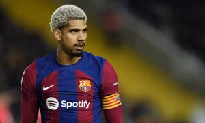 Barcelona chốt giá bán Ronald Araujo
