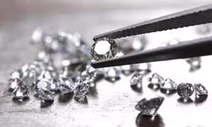 Phương pháp mới giúp các nhà khoa học tạo ra kim cương chỉ với 15 phút trong điều kiện áp suất thường