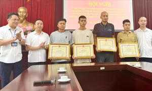 Khen thưởng 4 cá nhân đập tường cứu người trong vụ cháy ở phố Trung Kính