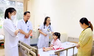 Bệnh nhi 5 tuổi ngộ độc hóa chất nguy hiểm vì tưởng nhầm là đường