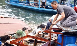 Sập cầu phao đền An Mã, khoảng 20 người rơi xuống hồ Ba Bể