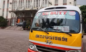 Chạy xe ngược chiều trên Quốc lộ 1A, tài xế xe buýt bị tước GPLX