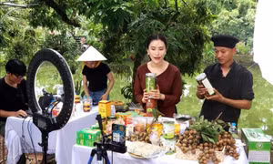 Livestream bán hàng - 'phao cứu sinh' cho doanh nghiệp và tiểu thương