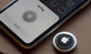 Nên dùng AirTag hay điện thoại để theo dõi trẻ