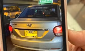 Hai khách Tây tố bị tài xế taxi 'chặt chém' 500.000 đồng quãng đường 100m