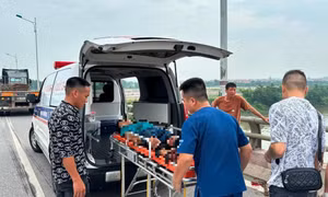 Hai người thương vong vì xe máy va chạm ô tô đầu kéo trên cầu Hàn