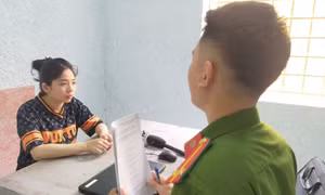 Cô gái trẻ bị bắt vì bán ma túy qua mạng