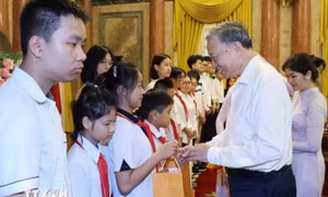 Chủ tịch nước gặp mặt, biểu dương con liệt sĩ công an, con nuôi công an xã, thiếu nhi tiêu biểu