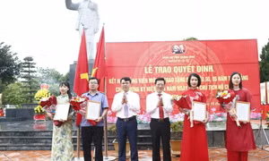 Cô Tô kết nạp đảng viên và trao Huy hiệu Đảng nhân dịp kỷ niệm 134 năm Ngày sinh Chủ tịch Hồ Chí Minh 