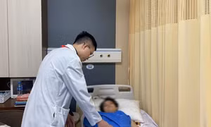 Sức khỏe nữ bác sỹ bị kính rơi vào người sau 2 cuộc phẫu thuật