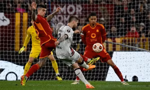 Leverkusen đặt một chân vào chung kết Europa League