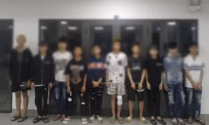 Nhóm thiếu niên dùng tuýp sắt gắn dao chém đứt gân tay, cướp xe máy người đi đường ở Hà Nội