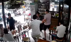 Xác minh vụ bỗng 'nhìn chằm chằm' rồi rút dao đâm trọng thương người cùng bàn ăn