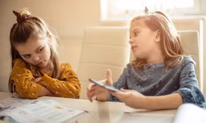 Cách cha mẹ cần làm khi trẻ tị nạnh nhau