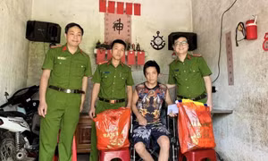 Hải Hà: Tặng quà gia đình có thân nhân bị tai nạn lao động 