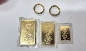 Tìm người bỏ quên 3 miếng nghi là vàng khi quyên góp đồ cũ