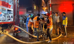 Thứ trưởng Bộ Công an Trần Quốc Tỏ tới hiện trường vụ cháy nhà trọ 14 người chết ở Hà Nội