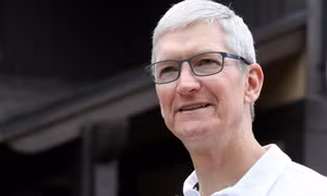 Thu nhập CEO Apple Tim Cook giảm gần 40%