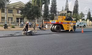 Xe máy va chạm xe lu đang thi công khiến một cháu bé tử vong