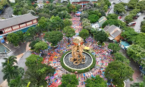 Gần 2.000 người đồng diễn tại Festival Yoga mùa hè 2024
