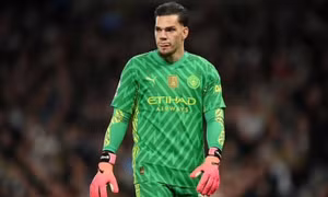 Ederson tiếp tục nhận thêm hung tin